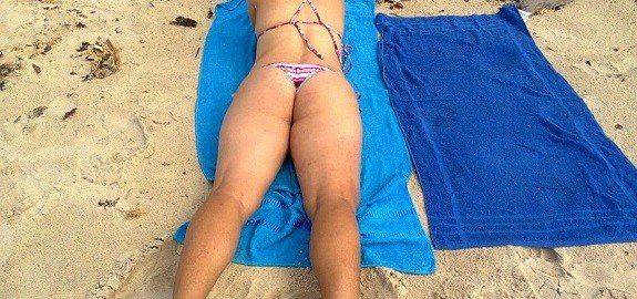 Esposa gostosa de biquíni na praia