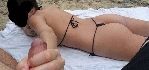 Esposa tirando o biquíni na praia