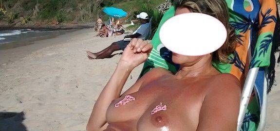 Esposa gostosa fazendo topless na praia
