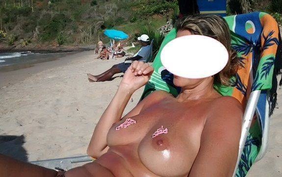 Esposa gostosa fazendo topless na praia