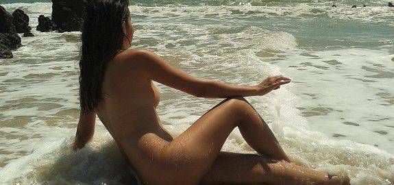 Melissa esposa do Tigrão pelada na praia de nudismo