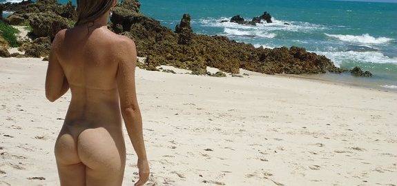 Esposa magrinha gostosinha pelada na praia