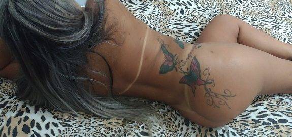 Loira bunduda tatuada em fotos amadoras nuas