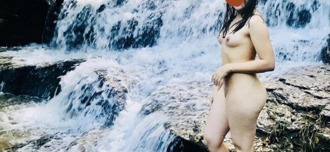 Ruivinha casada pelada na cachoeira