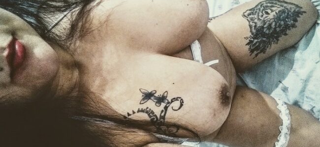 Esposa tatuada em fotos amadoras pelada