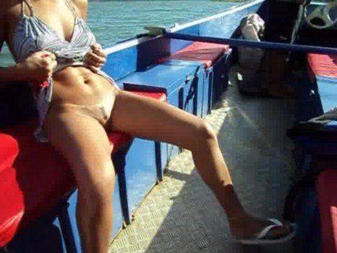 Esposa sem calcinha no barco